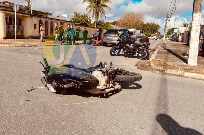 Motorista avança placa de pare e colide contra quatro motos em Arapiraca; homem foi socorrido