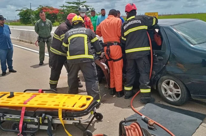 Acidente grave deixa uma pessoa presa às ferragens de carro, na BR 101, em São Miguel dos Campos