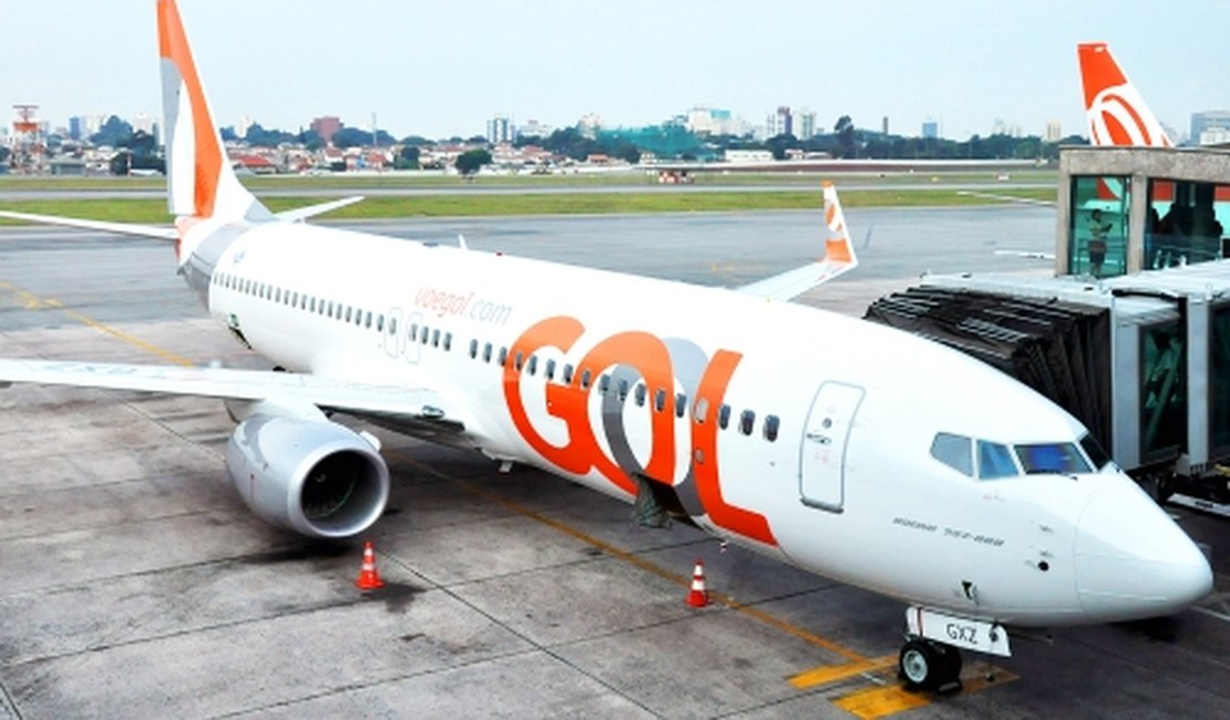 Gol deve indenizar cliente que esperou 17 horas devido a voo cancelado, em AL