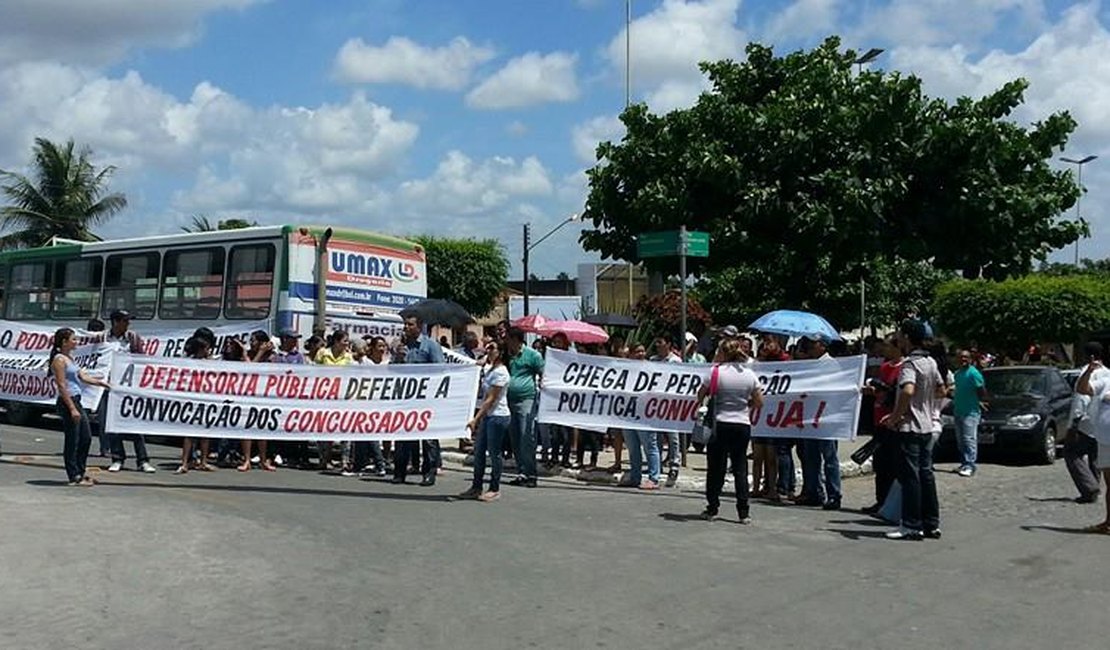 Aprovados em concurso fazem manifestação em frente a Prefeitura de Girau do Ponciano