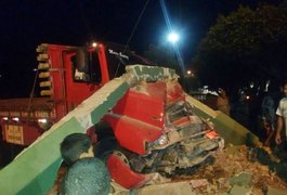 Caminhão desgovernado invade praça em São Miguel dos Campos