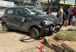 Carro colide em motos e deixa duas pessoas feridas, em União dos Palmares