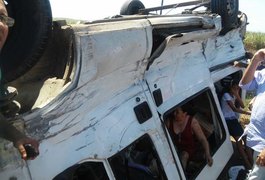 Colisão entre van e caminhão deixa passageiros feridos na BR-101