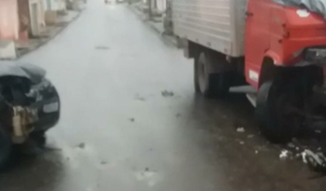 Motorista embriagado bate em caminhão estacionado, no bairro Canafístula