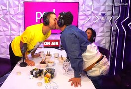 Carlinhos Maia e ex-marido trocam declarações de amor e se beijam durante episódio de podcast