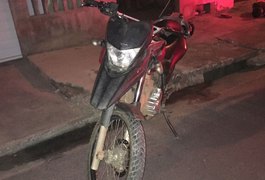 Homem é detido com moto roubada e diz que a encontrou em terreno baldio