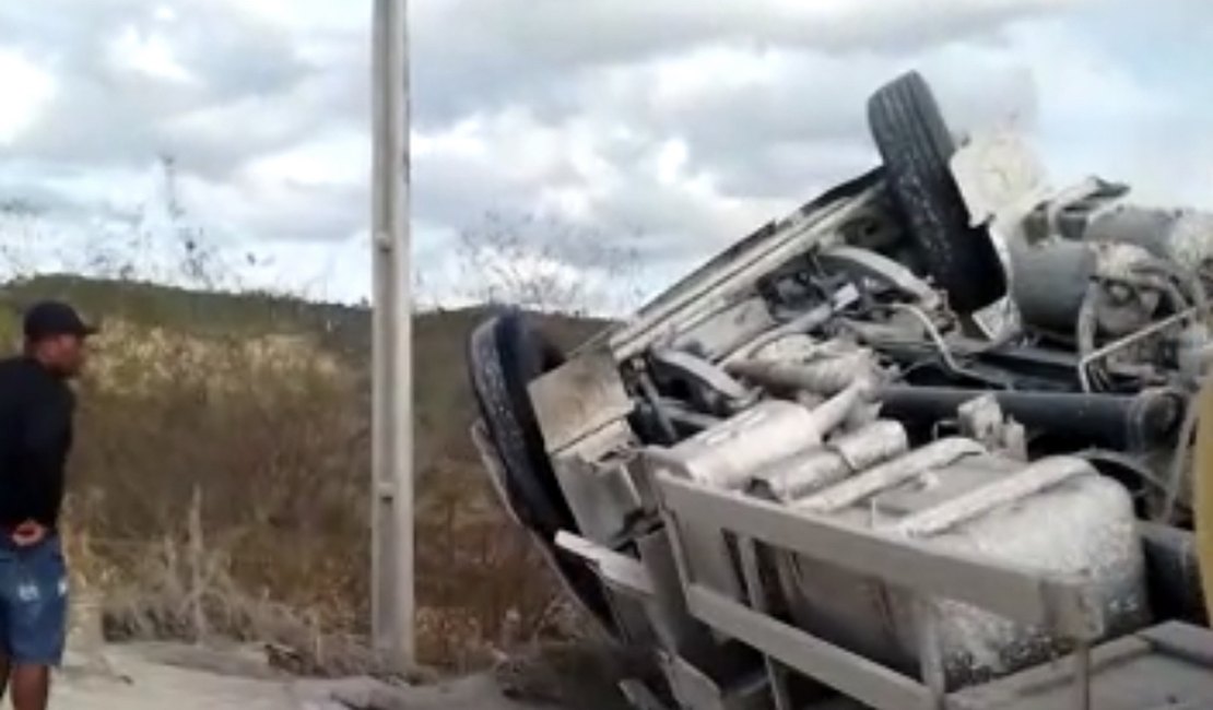 Capotamento de caminhão deixa vítima presa às ferragens na AL-115