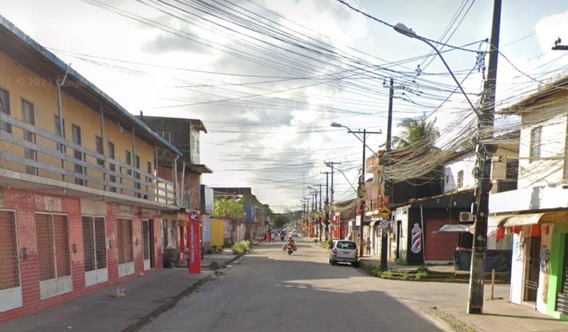 Cliente é assassinado a tiros dentro de barbearia enquanto aguardava atendimento em Maceió