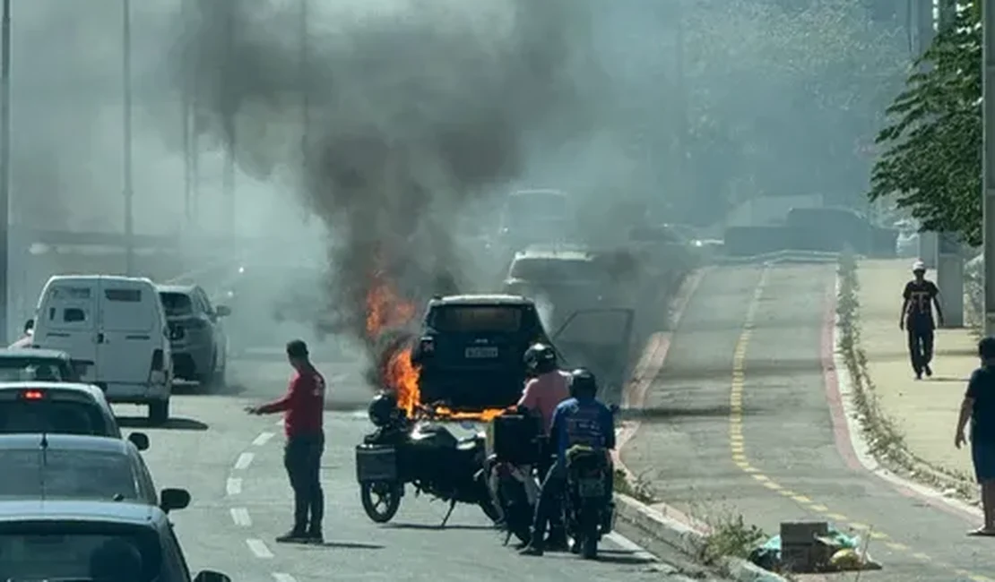Carro pega fogo na Avenida Josefa de Melo, em Maceió, e Bombeiros são acionados
