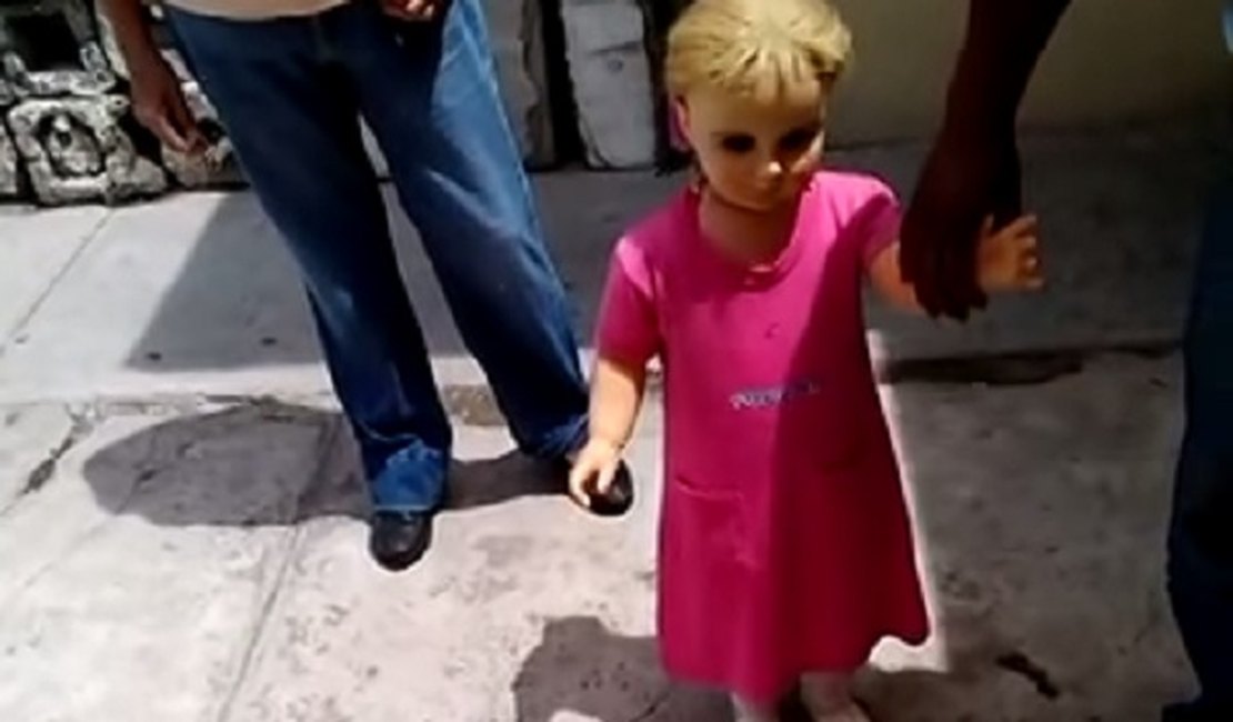 Boneca que anda com a dona causa arrepios na web