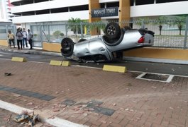Condutor derrapa em pista e capota veículo embaixo de viaduto em Maceió
