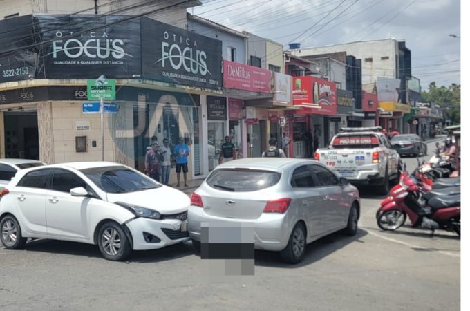 Colisão entre dois carros é registrada no cruzamento das ruas Domingos Correia e Boa Vista, em Arapiraca