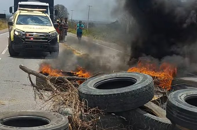 Manifestantes protestam contra a falta de água e fecham rodovia no interior alagoano