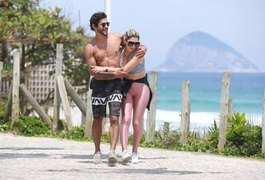 Antonia Fontenelle é flagrada com bonitão em praia do Rio