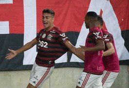 Flamengo vence Bahia de virada e fica a três vitórias de título brasileiro