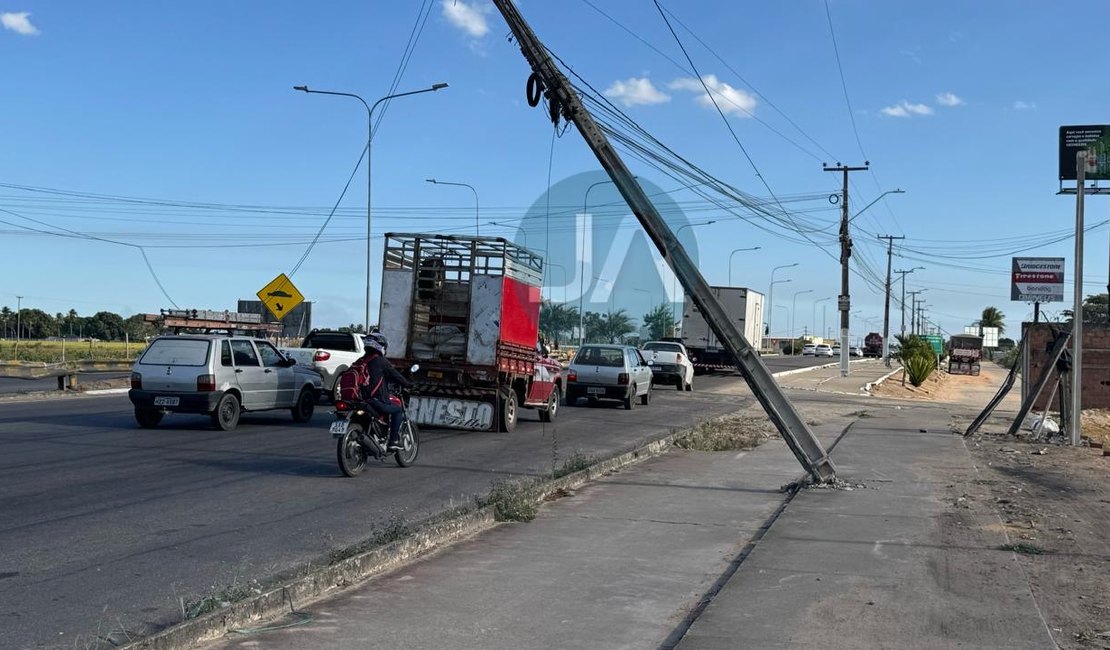 Caminhão-guincho atinge poste e provoca congestionamento na AL-110, em Arapiraca