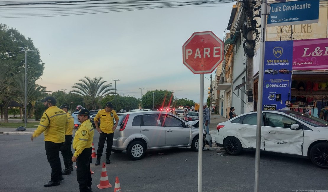 Motorista avança sinalização e colide em outro carro, no Centro de Arapiraca