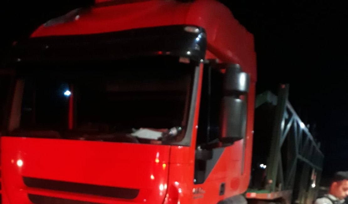 Caminhoneiro não é pago ao descarregar carga e foge com caminhão do dono para São Sebastião