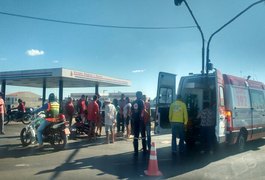 Motociclista fica ferido após colidir em carro no trevo da Massaranduba, em Arapiraca