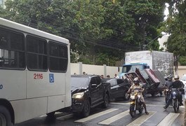 Acidente envolvendo cinco veículos deixa trânsito lento em Maceió