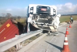 Carreta tomba em trecho da BR-101, após condutor perder controle do veículo