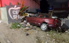 Carro colidiu em muro, em Arapiraca