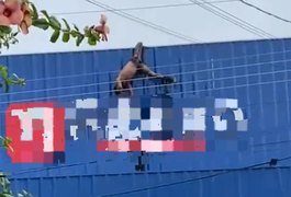 Homem leva choque elétrico e fica pendurado em fachada de supermercado em Junqueiro