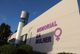 Homem em situação de rua exige dinheiro de forma truculenta e xinga pedestre em frente ao Memorial da Mulher