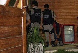 Polícia Militar frustra roubo em residência enquanto família era mantida refém