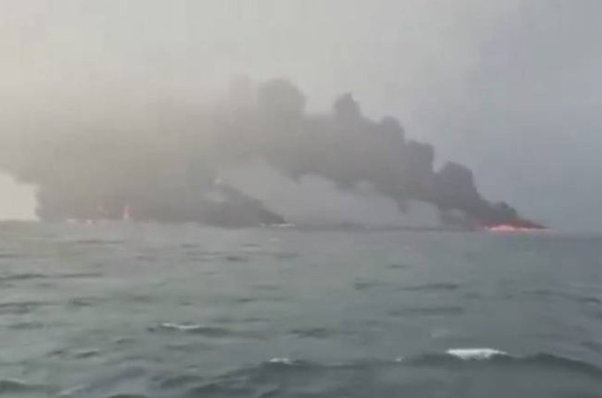 Colisão entre navios causa incêndio com dezenas de vítimas no Reino Unido