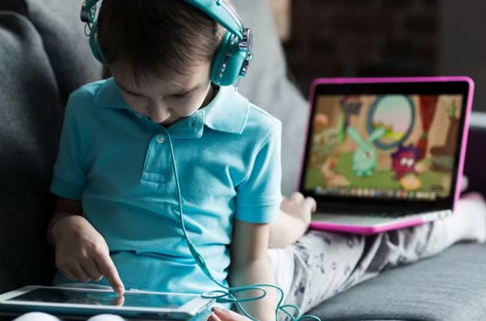 ECA Digital começa a valer e impõe novas regras para crianças e jovens em redes sociais, jogos e sites