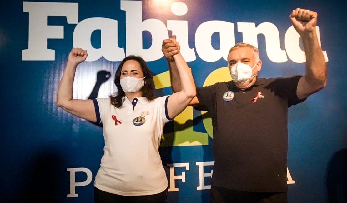 Fabiana e Santiago lançam campanha com adesivaço e carreata no Bosque das Arapiracas