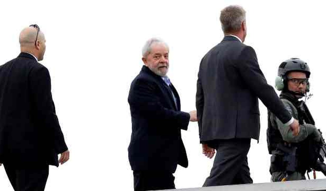 Lula volta para carceragem em Curitiba após cremação do neto