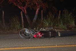 Motociclista morre e garupa fica gravemente ferido em colisão com viatura na BR-316, em Maribondo