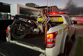Após tentar fugir de blitz, ﻿homem com passagens pela polícia é preso com moto roubada, em Maceió