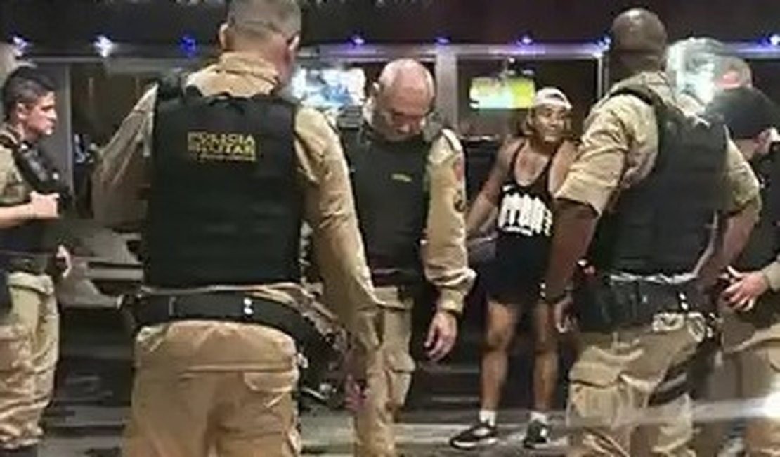 Em suposto surto, homem nu destrói academia e é espancado por populares