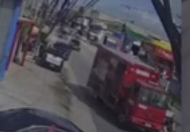 Motociclista vai parar debaixo de caminhão após colisão em rodovia de Penedo