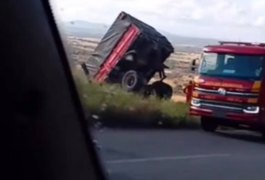 Carreta com carga de milho não aguenta subida e despenca da Serra das Espias