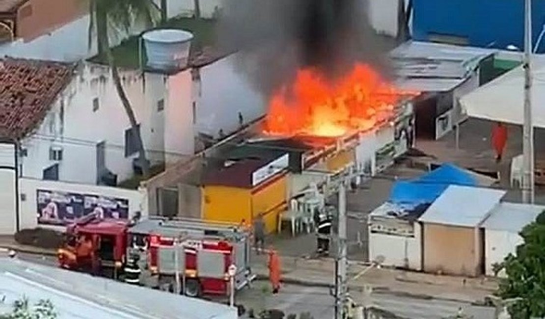 Fogo atinge barracas ao ar livre em praça de alimentação de Maragogi