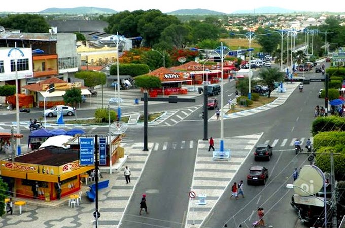 Acidente envolvendo carro e moto deixa vítima com múltiplas escoriações, no Sertão