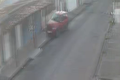 VÍDEO: Confira o momento em que carro invade calçada e derruba puxadinho de imóvel em Arapiraca