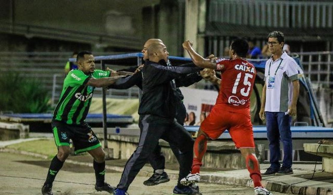 Após briga durante CRB e América-MG, Zé Carlos pega nove jogos de suspensão