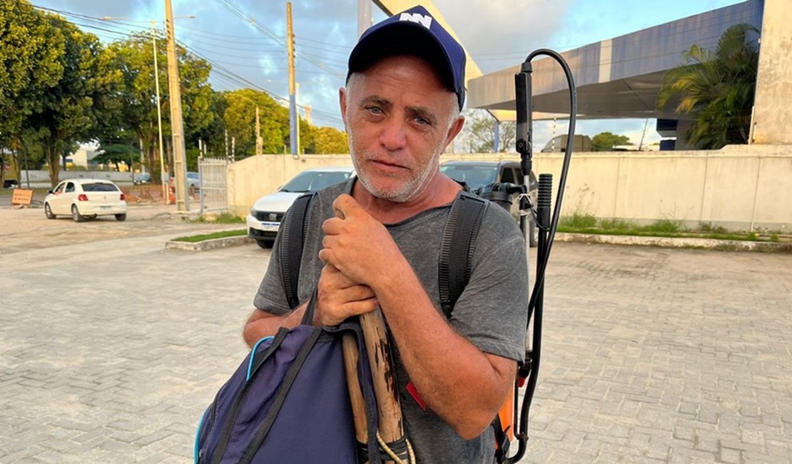 Idoso em Maceió faz apelo para conseguir roçadeira e trabalhar