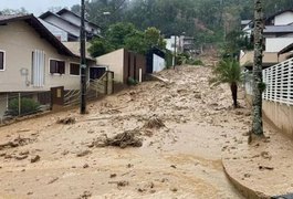 Avalanche de lama toma conta de rua em Santa Catarina