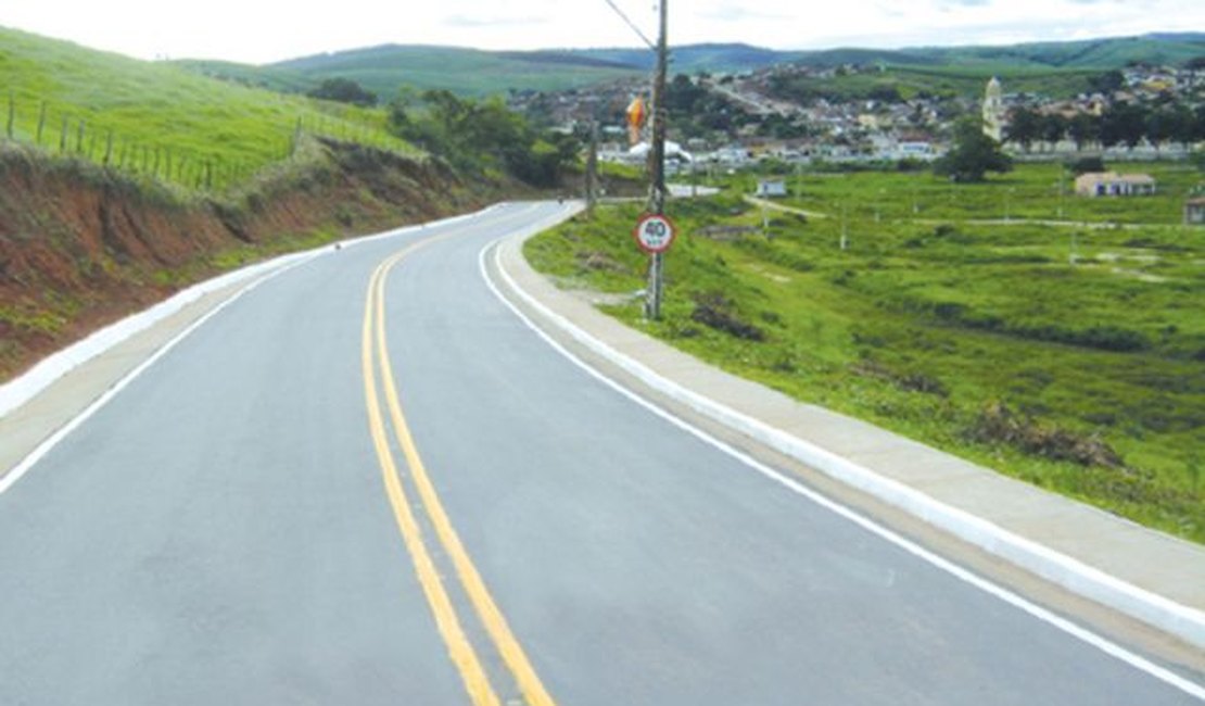 Motorista de caminhão morre após veículo tombar na BR-104, em Alagoas