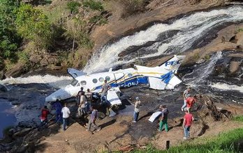 Imagens mostram primeiros momentos do resgate após queda de avião com Marília Mendonça
