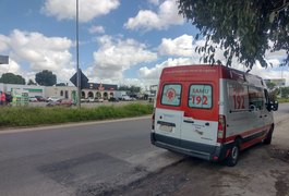 Idosa é atropelada ao atravessar rodovia para ir à oficina do filho, na AL 110 em Arapiraca