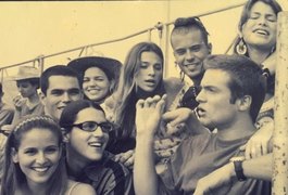 Fernanda de Freitas abre o baú e mostra foto com famosos em 2002