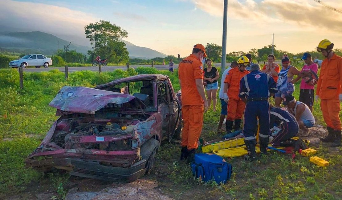 Colisão entre carro e moto resulta em capotamento e dois feridos em Santana do Ipanema