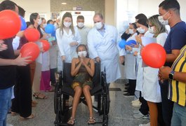 Primeira mulher transplantada de rim no Hospital do Coração Alagoano recebe alta médica